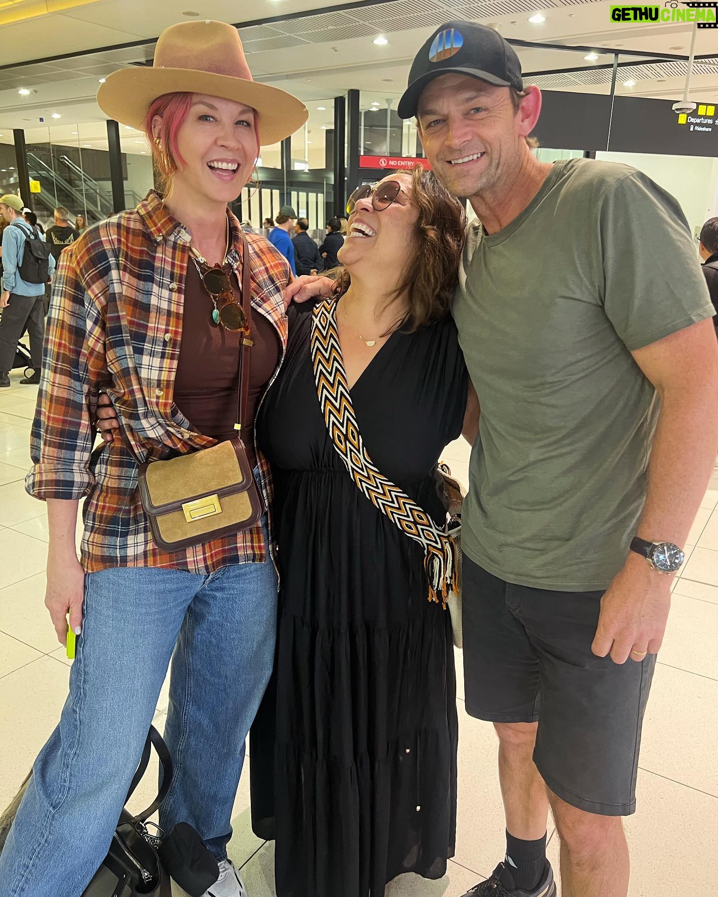 Jenna Elfman Instagram - Awwww look who we flew to Melbourne with! @gilly381 !!!! Such a LOVELY fella!!! ✈️ #cricket