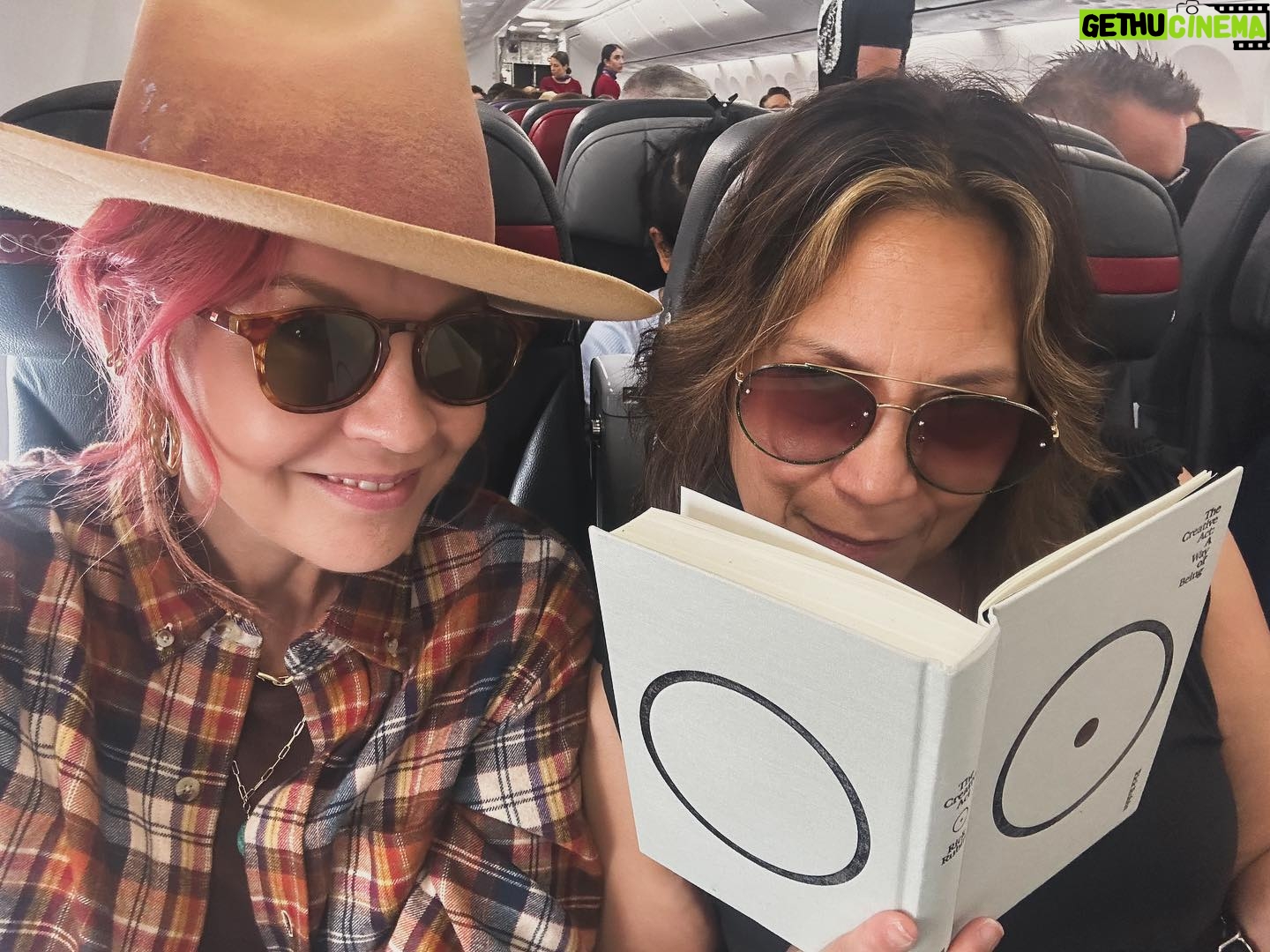 Jenna Elfman Instagram - Sydney —> Melbourne with @therealkateceberano and lovely inspiration courtesy of the great @rickrubin 📖