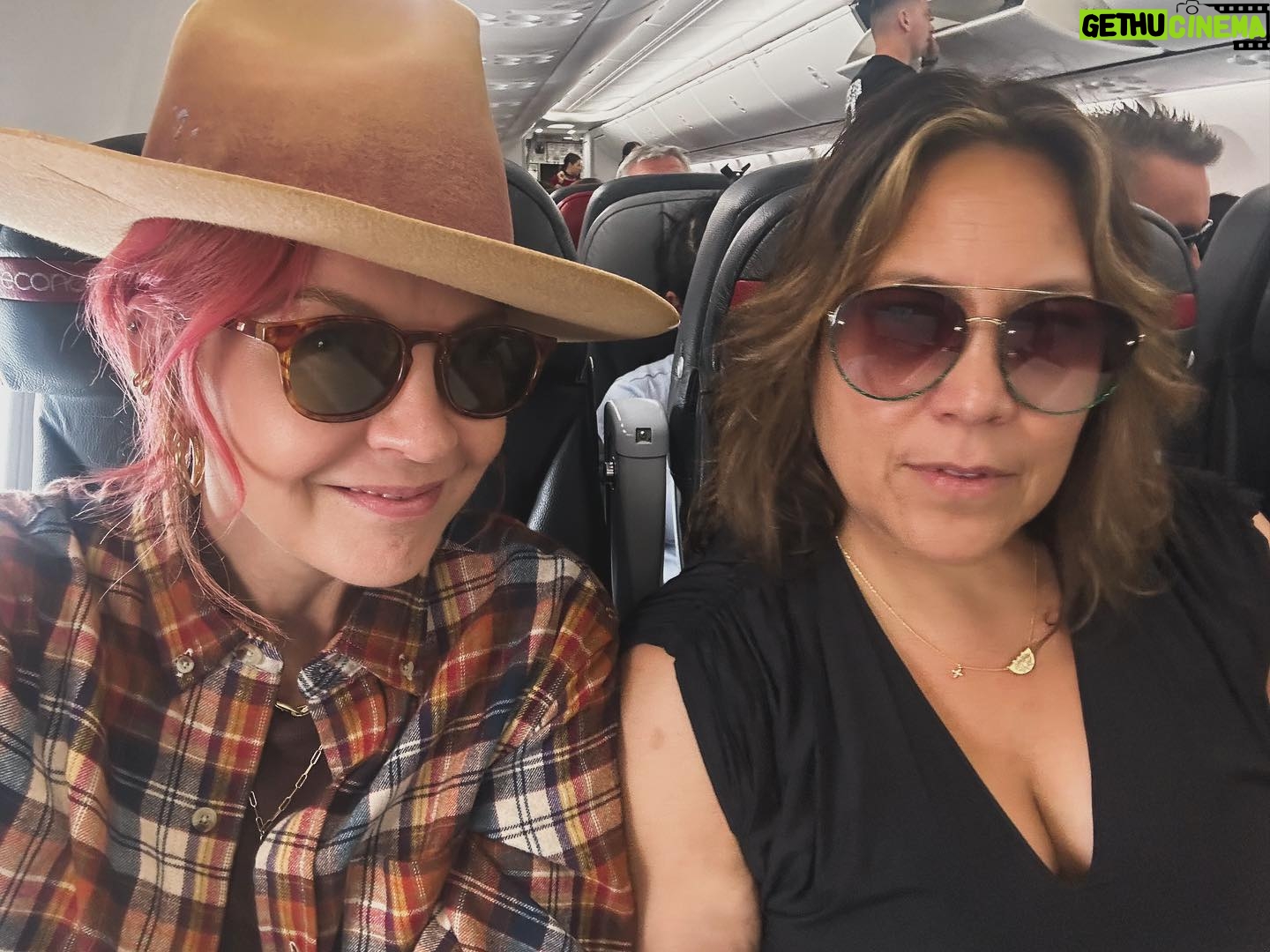 Jenna Elfman Instagram - Sydney —> Melbourne with @therealkateceberano and lovely inspiration courtesy of the great @rickrubin 📖
