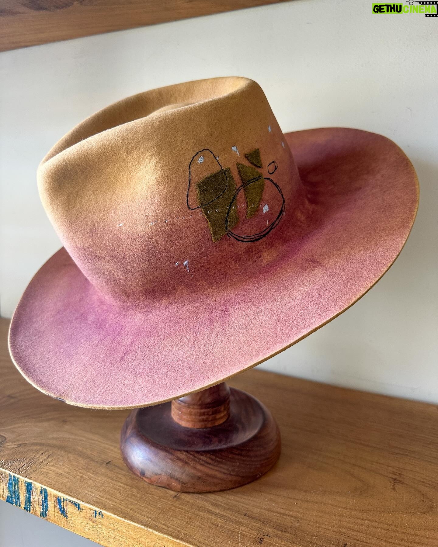 Jenna Elfman Instagram - The universe doing its thing! 🤘🏽👀🤘🏽 This hat, born from a spontaneous experiment, became a canvas for a new idea. Hand-dying the felt added that extra touch of uniquness. I hadn’t played with dye before this, so I was excited to see how it would turn out. While I was literally putting the finishing touches to this hat, I recieved a call from the lovely @therealkateceberano looking for a special gift for her dearest friend of 25 years, @jennaelfman in town for just a brief visit. Timing would be tight to make something that quick, but the universe stepped in when I shared a photo of this hat in progress. Instantly, we knew it was the perfect creation. These abstract hats aren’t for everyone, and that’s the point. They’re crafted for the ones meant to wear them. The universe works in mysterious ways, connecting us with the right person at the right time. Such a joy to meet you, Jenna! Wishing you an incredible time in Australia. And sending heaps of love to you, Kate. 🫵🏼💜 Special mention to @adamsavillebrown for being in the right spot at the right time also. 🤘🏽 #hatmaker #artist #universe #customhat #connection #friends