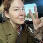 Jenna Elfman Instagram - En route to work. Day 2 🎥, and I never take a moment of it for granted. Having the nicest chat with the van driver, Nancy, who worked on @amcthewalkingdead and sharing lovely stories about our #TWDfamily. 🥰