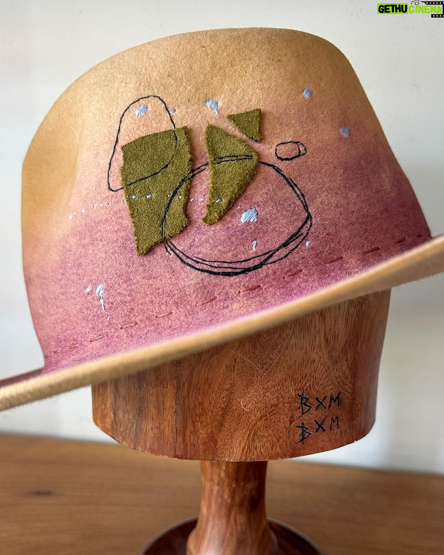 Jenna Elfman Instagram - The universe doing its thing! 🤘🏽👀🤘🏽 This hat, born from a spontaneous experiment, became a canvas for a new idea. Hand-dying the felt added that extra touch of uniquness. I hadn’t played with dye before this, so I was excited to see how it would turn out. While I was literally putting the finishing touches to this hat, I recieved a call from the lovely @therealkateceberano looking for a special gift for her dearest friend of 25 years, @jennaelfman in town for just a brief visit. Timing would be tight to make something that quick, but the universe stepped in when I shared a photo of this hat in progress. Instantly, we knew it was the perfect creation. These abstract hats aren’t for everyone, and that’s the point. They’re crafted for the ones meant to wear them. The universe works in mysterious ways, connecting us with the right person at the right time. Such a joy to meet you, Jenna! Wishing you an incredible time in Australia. And sending heaps of love to you, Kate. 🫵🏼💜 Special mention to @adamsavillebrown for being in the right spot at the right time also. 🤘🏽 #hatmaker #artist #universe #customhat #connection #friends
