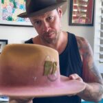 Jenna Elfman Instagram - The universe doing its thing! 🤘🏽👀🤘🏽 This hat, born from a spontaneous experiment, became a canvas for a new idea. Hand-dying the felt added that extra touch of uniquness. I hadn’t played with dye before this, so I was excited to see how it would turn out. While I was literally putting the finishing touches to this hat, I recieved a call from the lovely @therealkateceberano looking for a special gift for her dearest friend of 25 years, @jennaelfman in town for just a brief visit. Timing would be tight to make something that quick, but the universe stepped in when I shared a photo of this hat in progress. Instantly, we knew it was the perfect creation. These abstract hats aren’t for everyone, and that’s the point. They’re crafted for the ones meant to wear them. The universe works in mysterious ways, connecting us with the right person at the right time. Such a joy to meet you, Jenna! Wishing you an incredible time in Australia. And sending heaps of love to you, Kate. 🫵🏼💜 Special mention to @adamsavillebrown for being in the right spot at the right time also. 🤘🏽 #hatmaker #artist #universe #customhat #connection #friends