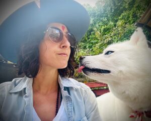 Jenna Laurenzo Instagram - Sticking her tongue out at me ❤️🐶😂 . . . Gorgeous autumn day of blessings #ganeshutsav 🍂 ✨ . . . Thanks for the hat @flameandfeatherhatco 🙏❤️ #huskylove