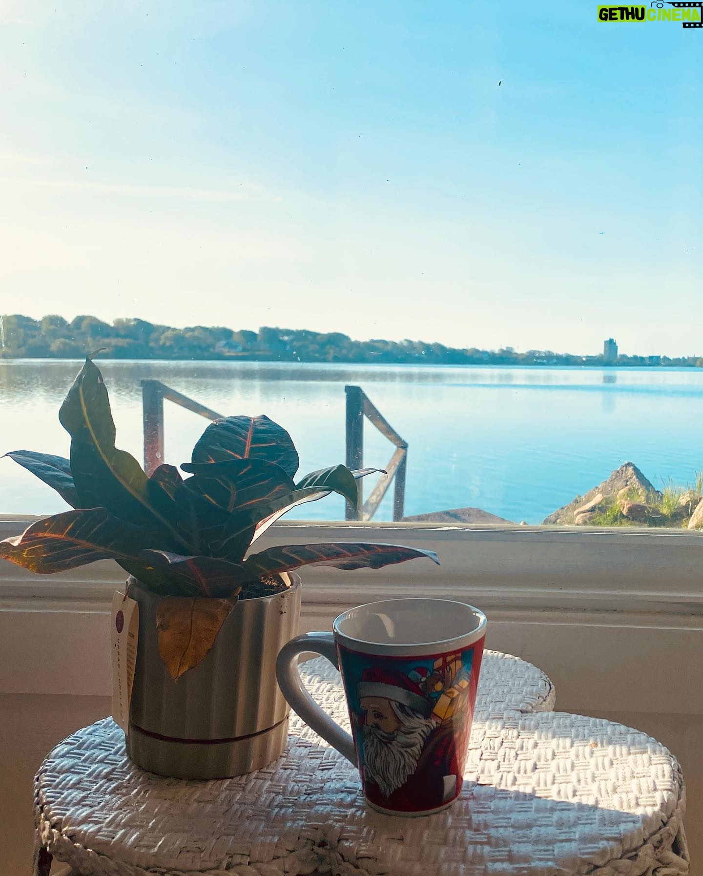 Jenna Laurenzo Instagram - Montauk morning 🌞 Seeking calmer waters with coffee in hand ☕️ “Nothing is softer or more flexible than water, yet nothing can resist it.” – Lao Tzu #memorialday #summer #coffee #montauk #travel