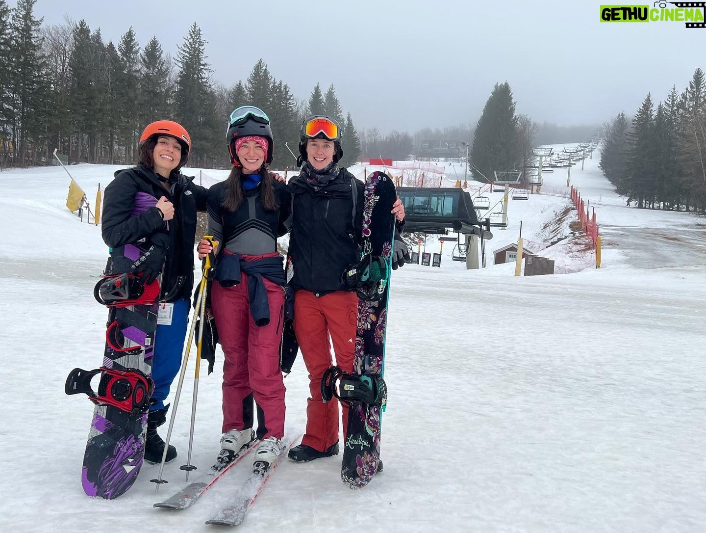 Jenna Laurenzo Instagram - #Snowboarding 🏂 . . . #Vermont adventures with @aine_like_onya @cliona313 @jillbeejc