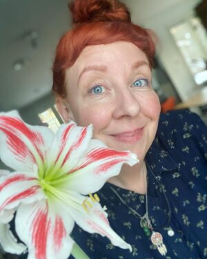 Jenni Kokander Instagram - Keväinen kuva joulukukasta ja jouluihmisestä 🌸🤶🏻(294 yötä pääpäivään)