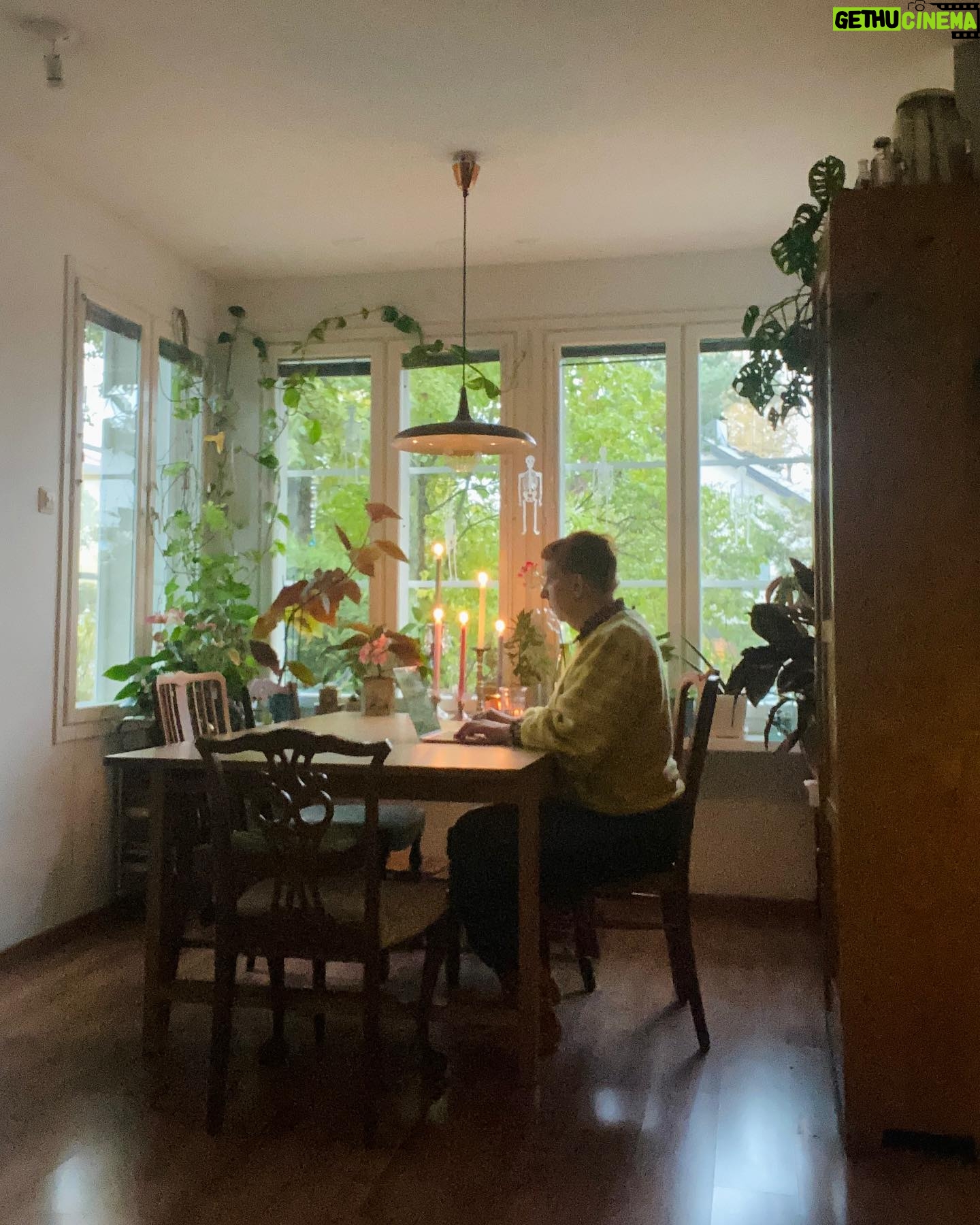 Jenni Kokander - 3 Likes - Upee kuva. Täysin lavastettu tilanne. (Oikeesti röhnötän kirjoittamatta ja tungen omenalörtsyä suukkiin)