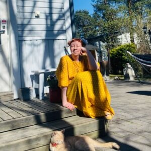 Jenni Kokander Instagram - Täti Keltainen ja Aurinkokissa