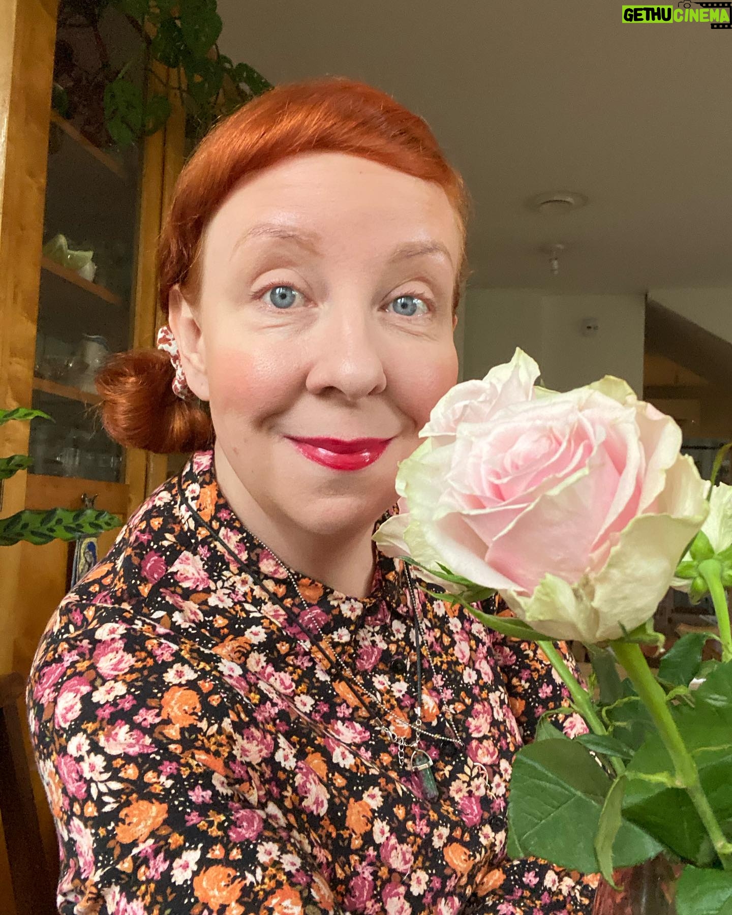 Jenni Kokander - 3 Likes - Otettiin ruusun kanssa selfie. Onnistuttiin molemmat.