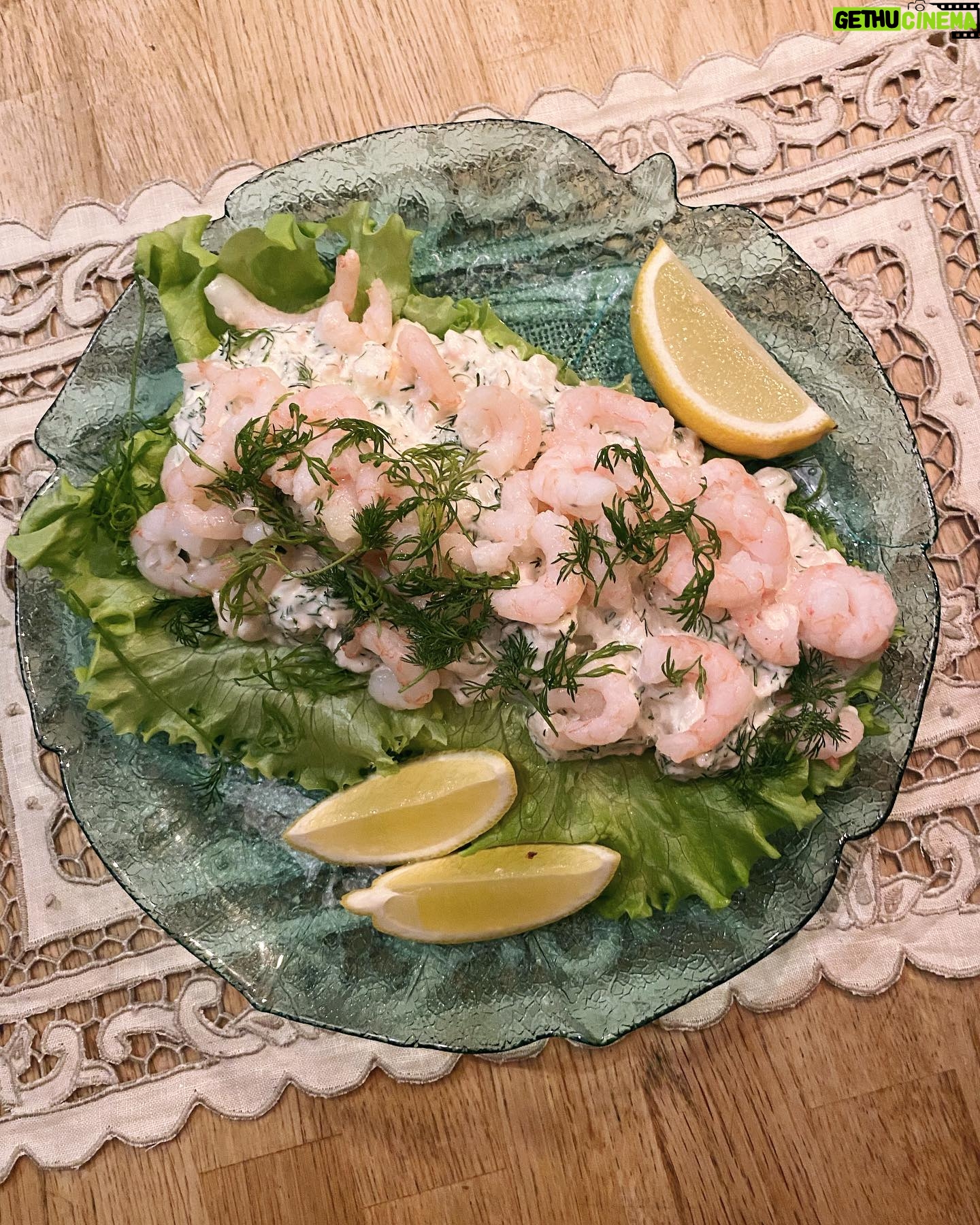 Jenni Kokander - 3 Likes - Tulin kotiin leivän… eiku siis perheen luo.
(kuinka monelle on muuten tehty tämmönen ”pikku” herkku, kun tulet kotiin työreissusta. Ja siis tää ei ole mikään harvinaisuus -Vaan mieheni tapa. Hän pitää myös huolta, että mulla on aina kukkia.)