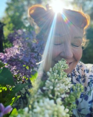 Jenni Kokander Instagram - Olen ajautunut Syreenin kainaloon. Anteeksi Tuomi, että hylkäsin sinut heti kun aloit varista. Tällaista tämä nyt on.