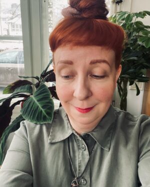 Jenni Kokander Instagram - Voi tuota Maijaa. Kattokaa miten se on laskenut lehtensä mun olkapäälle💚
