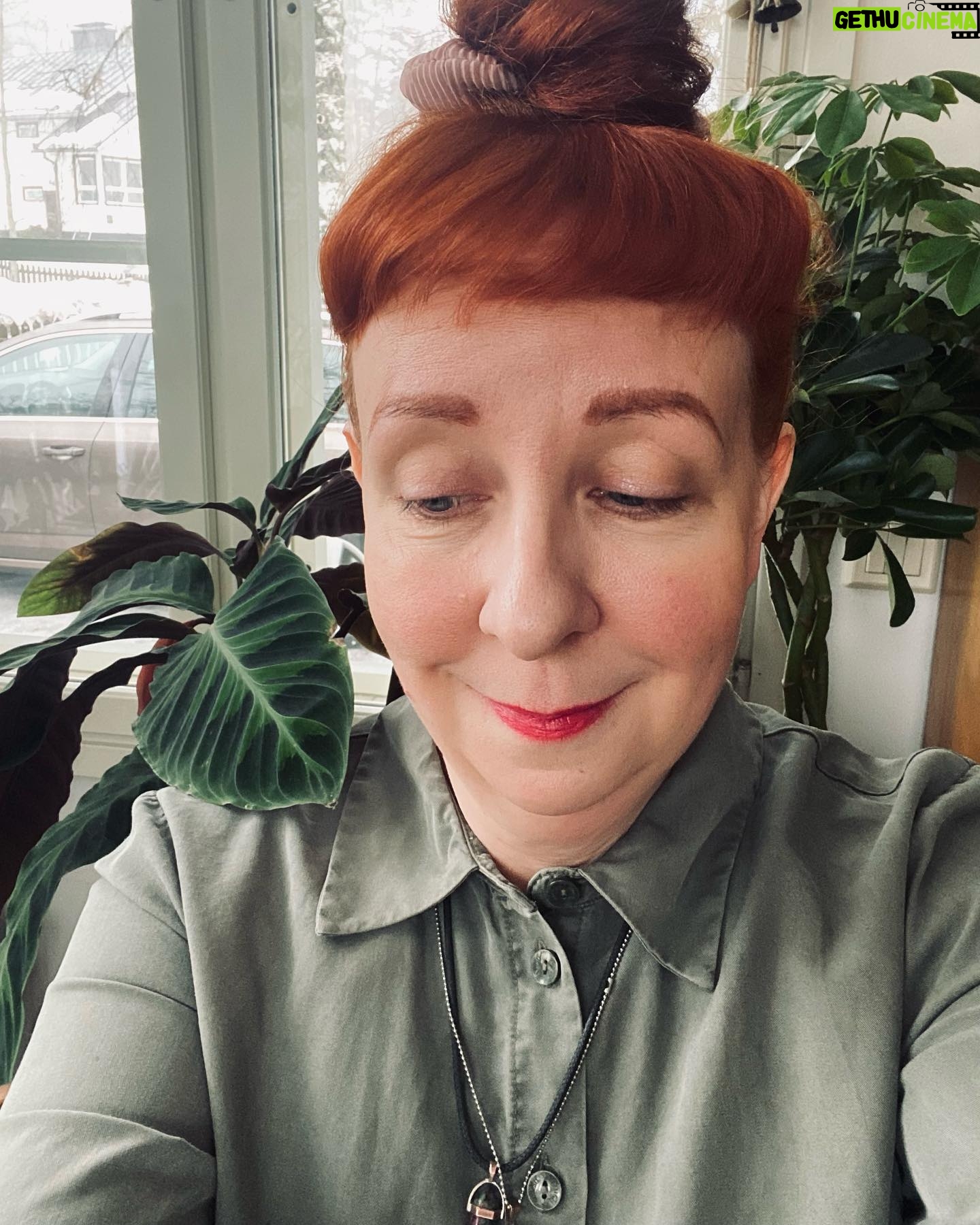 Jenni Kokander - 3 Likes - Voi tuota Maijaa. Kattokaa miten se on laskenut lehtensä mun olkapäälle💚