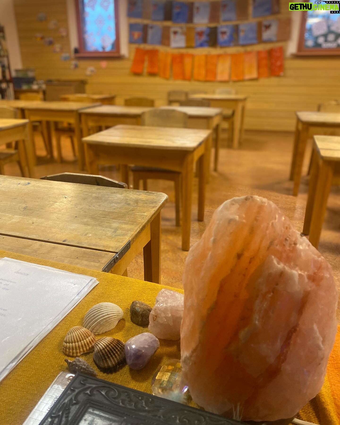 Jenni Kokander - 3 Likes - Olen syvästi onnellinen tästä paikasta. Erityisen onnellinen olen tästä pulpetista. Olen itsekin kasvanut steinerpedagogiigan valossa - se tuntuu ja näkyy edelleen päivittäin. #vantaansteiner #steinerkasvatus