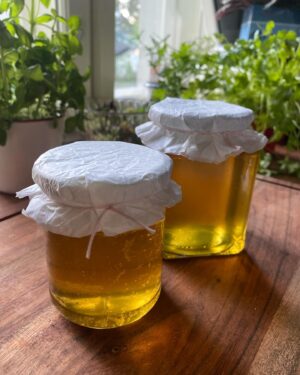 Jenni Kokander Instagram - Olen rakastunut kukkiin ja tein itse hunajaa 🐝