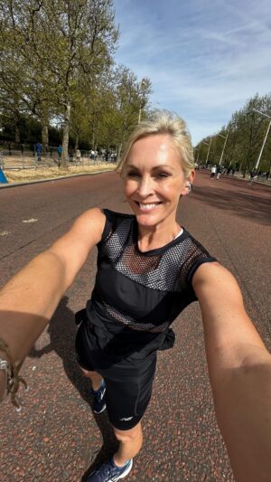 Jenni Falconer Instagram - A week to go till the @londonmarathon. 
This is the finish line! Who’s nervous?! 🏃🏼‍♀️💙😅🤣🏅🏃🏼🏃‍♂️

#londonmarathon #london #run #runner #runpod #runpodrunclub