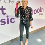 Jenni Falconer Instagram - Did I mention I ran the marathon yesterday?! 🏅🏃🏼‍♀️💙😊 #milkingit Feeling great today…even with the 4am alarm for work. Still buzzing. And now wondering which race I can do next. 🤩 #londonmarathon @londonmarathon @smoothradio