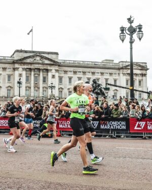 Jenni Falconer Instagram - What a day. 🏃🏼💙 🇬🇧 

#londonmarathonday @londonmarathon #themall #buckinghampalace #london #runlondon #runpod @runpodrunclub