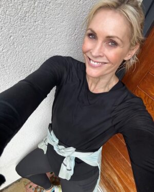 Jenni Falconer Instagram - Saturday run in the bag. 16.2 miles. 🏃🏼‍♀️ 

Home and hungry.… 😋 
Literally spent the last few miles on the run thinking of food. 😂 

#marathontraining #runlondon #runpod @runpodrunclub #runlondon