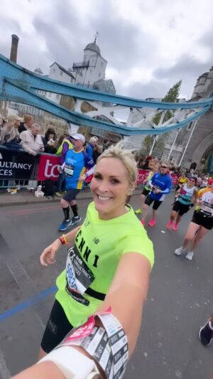 Jenni Falconer Instagram - Iconic marathon moment. 💙🏃🏼‍♀️🏃‍♂️🏃🏼☀️
 
#londonmarathon @londonmarathon
