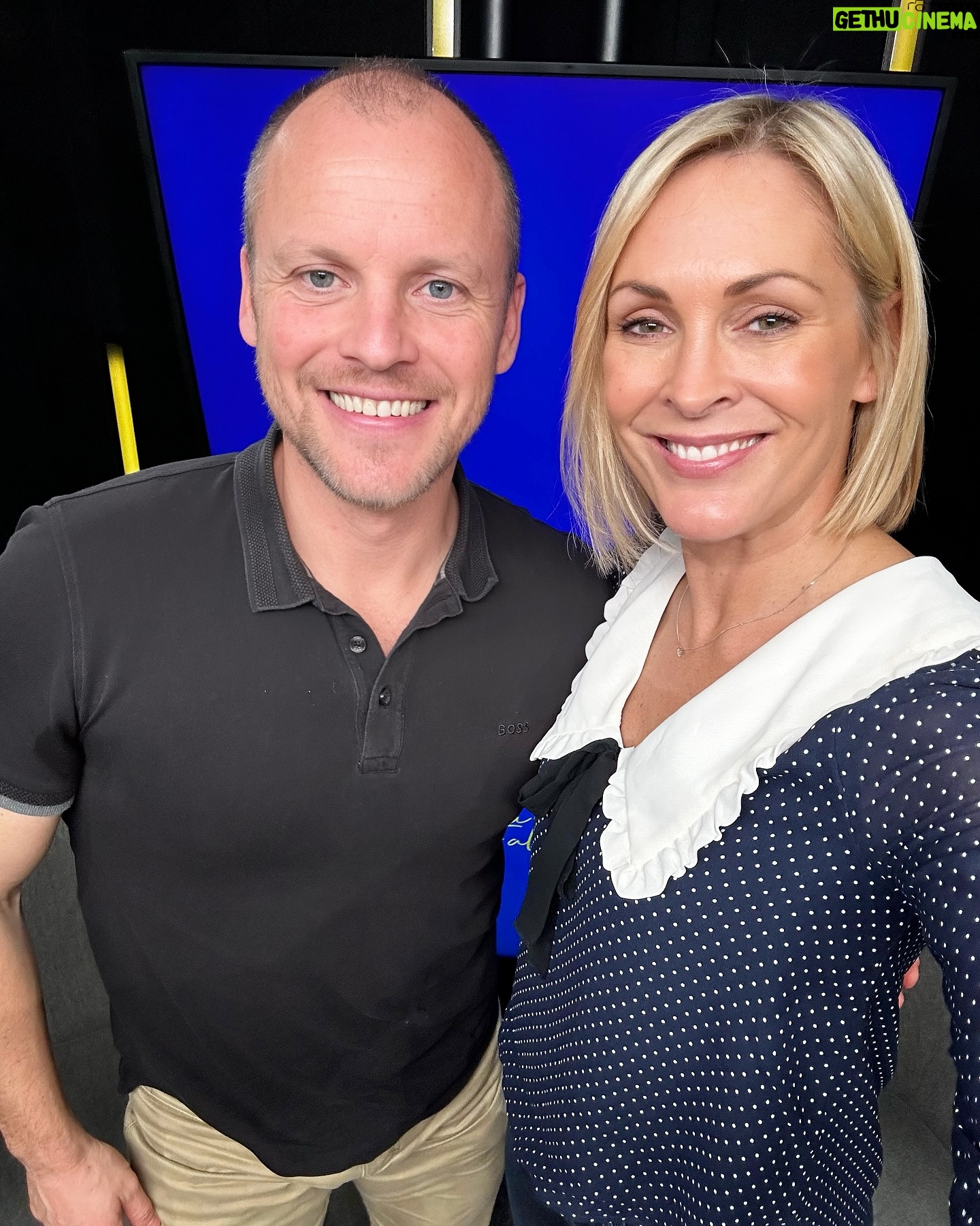 Jenni Falconer Instagram - R U N P O D x RUARI FAIRBAIRNS How does Alcohol affect your running? Here to tell us how is co-founder of ‘One Year No Beer’, and author of the Best Seller ‘28 Day Alcohol Free Challenge’ - Ruari Fairbairns. @rfairbairns @oynb Ruari is a former oil broker, who listened to the whisper in his mind that said the amount of alcohol he was consuming was holding him back. In the UK many people still find it difficult to cut back on drinks because of the social aspect. We still live in a society that says “Alcohol is amazing!” “It’s so much fun!” “Come to the pub!” despite us knowing the damaging effects on our health. The reality is, alcohol has the potential to make us feel anxious, tired and sluggish and stops us from being the optimal versions of ourselves. Ruari has the occasional glass, so he’s not here to preach “never drink again”, but he will leave you with things to think about...especially when it comes to feeling good enough to go for a run. A great listen crammed with tips, and a lot to get you thinking as we head into the weekend. Happy running. 🏃🏼♀️ #runpod #runpodrunclub #runhappy #oneyearnoberr #effectsofalcohol #sportsperformance