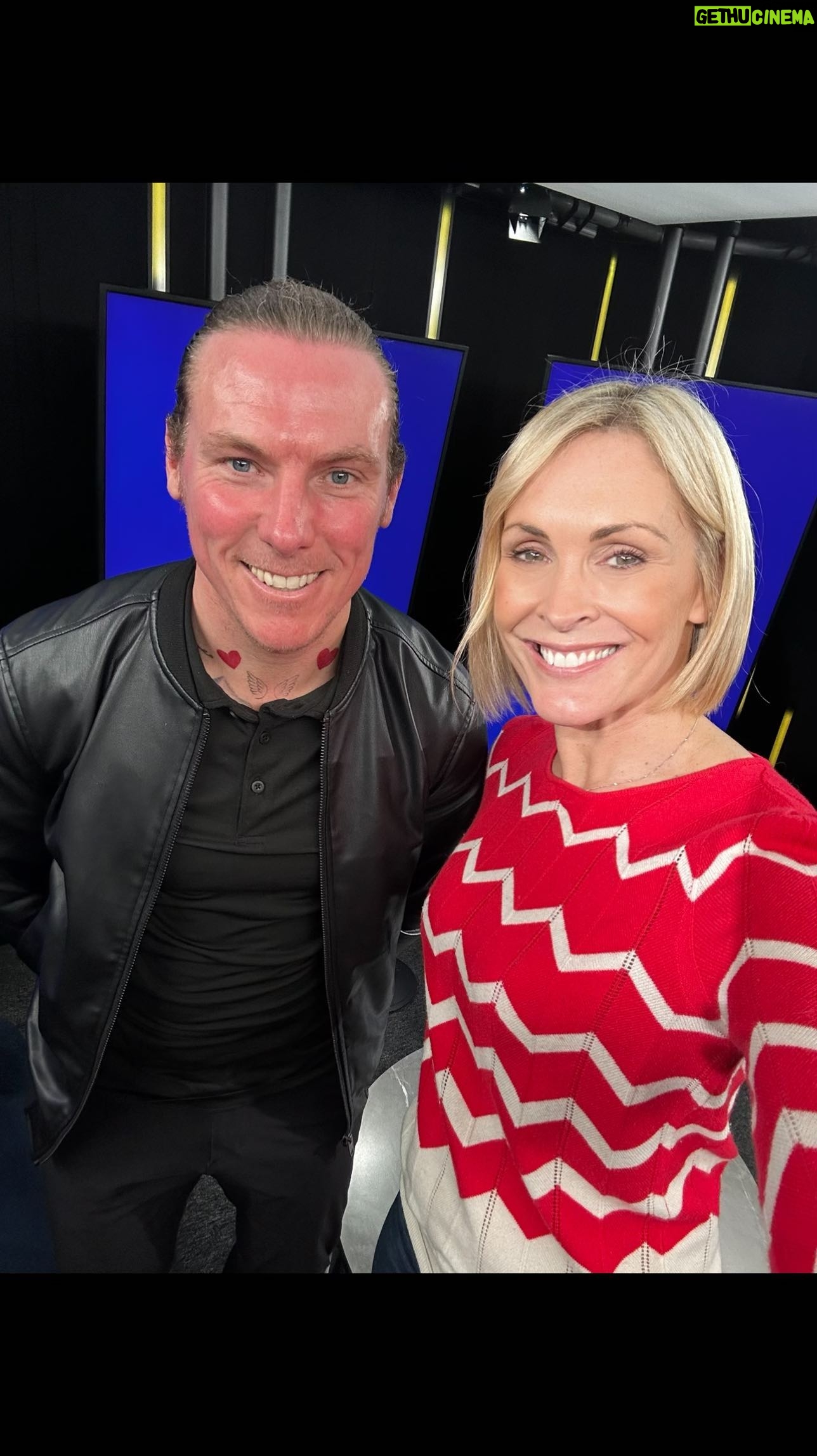 Jenni Falconer Instagram - R U N P O D x MARK WHITE This week on #RunPod, I’m joined by the inspiring Founder and CEO of ‘Run Grateful’, Mark White. 💙 Mark, who has been sober for many years, shares his incredible journey of how running and gratitude have been essential to maintaining his physical and mental well-being, and his story is a testament to the transformative power of mindful movement and a grateful mindset. ‘Run Grateful’ is a mindful movement collective that seamlessly connects the practice of running with the powerful art of gratitude. Their mission? To inspire positive change and foster deeper human connections through mindful movement. Listen to discover how embracing these practices can enrich your life, create lasting positive change, and build a stronger, more connected community. Whether you’re a seasoned runner or just beginning your journey, this episode is sure to inspire and motivate you. 😍 As the wise ones say...Gratitude changes everything. Happy running. 🏃🏼🏃🏼♀️ #runpod #runpodrunclub #rungrateful #run #runner