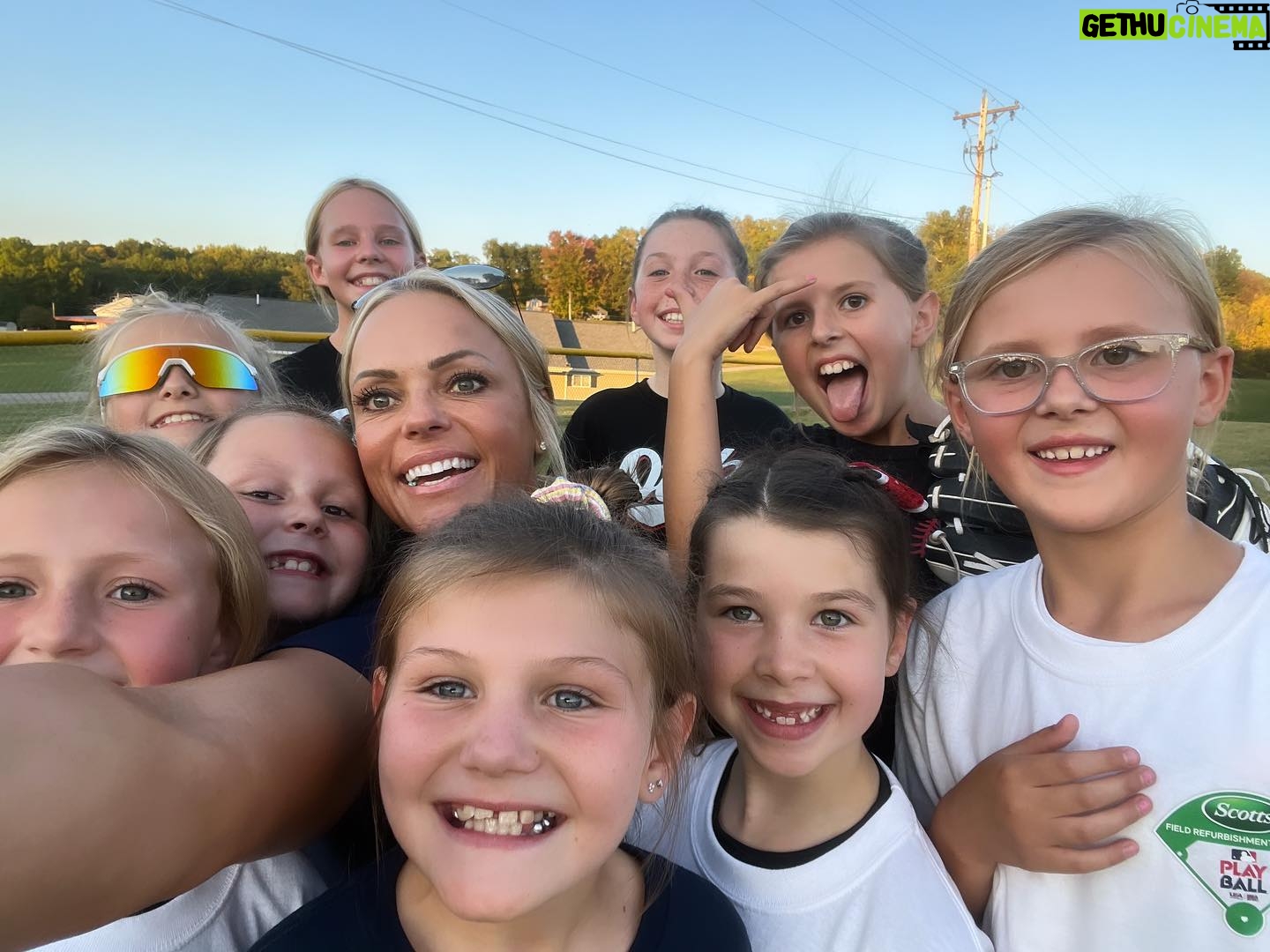 Jennie Finch Instagram - Such a sweet afternoon with these precious kiddos in the small town of Oak Hill, OH with @scottslawn & @mlb
