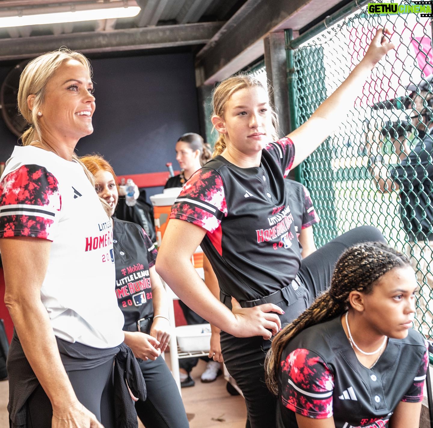 Jennie Finch Instagram - #TMobilePartner It’s outta here! These kids are putting on a show. You can still catch the sweetest swings from the @tmobile @littleleague Home Run Derby tonight at 7pm ET on ESPN 💗
