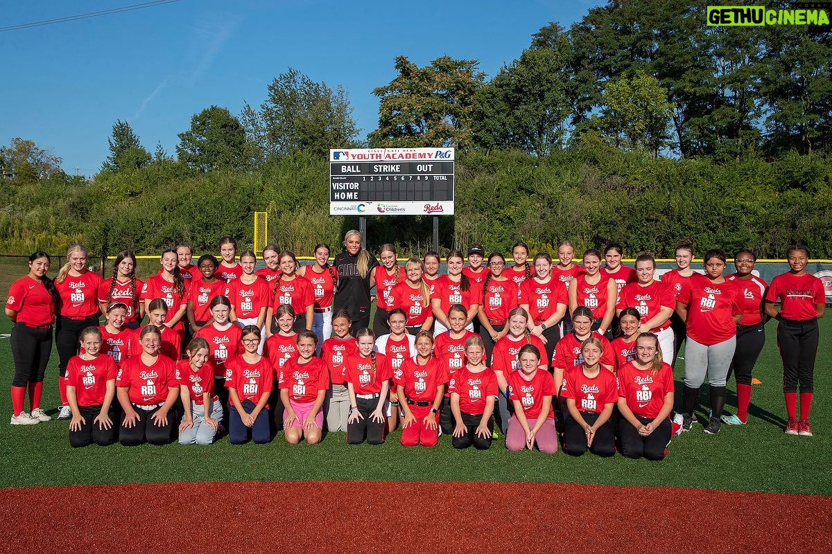 Jennie Finch Instagram - Jennie Finch concluded her eight city pitching tour on Tuesday at the Reds Youth Academy and what an honor it was to have her work with our girls! 25 pitchers and 25 catchers attended the clinic where Jennie revealed her pitching secrets, rhythm, power and speed. #stickitandspinit This was a once in a lifetime opportunity for these student-athletes to not only meet and learn from Jennie, but also see where a passion for softball can lead. Thank you @jfinch27 !! 🐐🥎