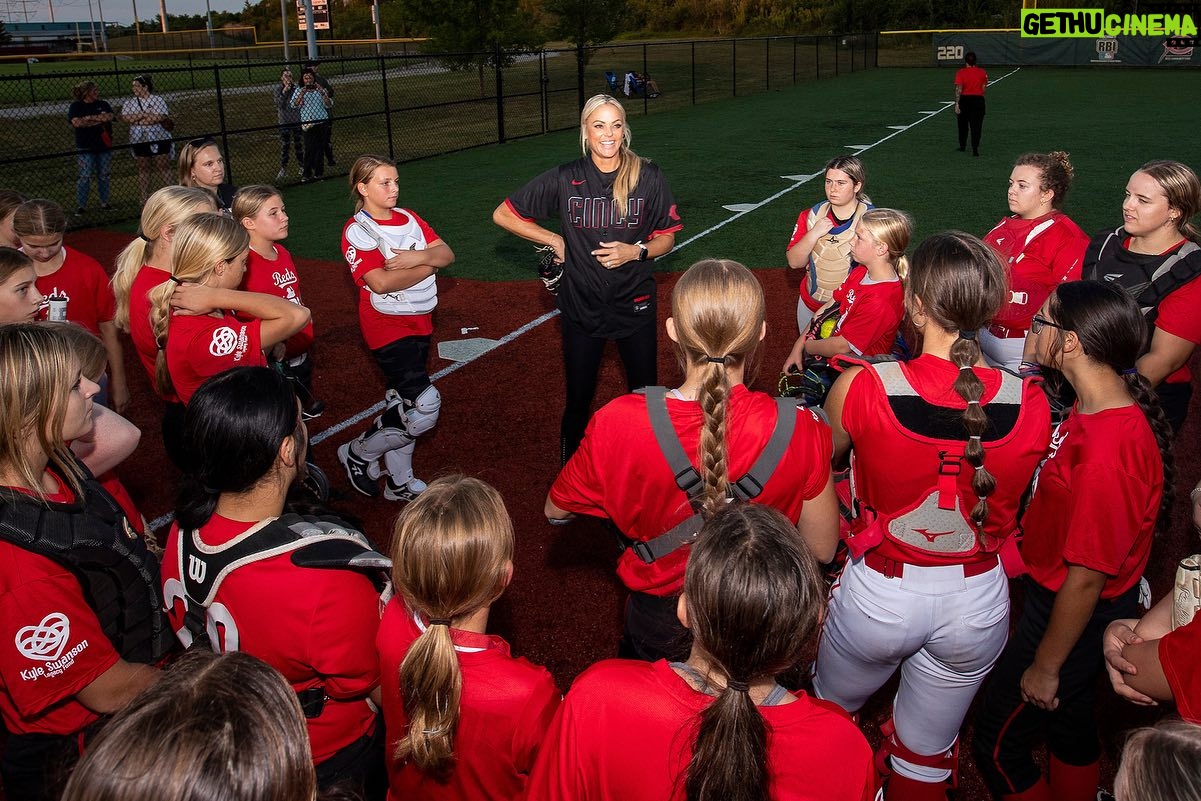 Jennie Finch Instagram - Jennie Finch concluded her eight city pitching tour on Tuesday at the Reds Youth Academy and what an honor it was to have her work with our girls! 25 pitchers and 25 catchers attended the clinic where Jennie revealed her pitching secrets, rhythm, power and speed. #stickitandspinit This was a once in a lifetime opportunity for these student-athletes to not only meet and learn from Jennie, but also see where a passion for softball can lead. Thank you @jfinch27 !! 🐐🥎