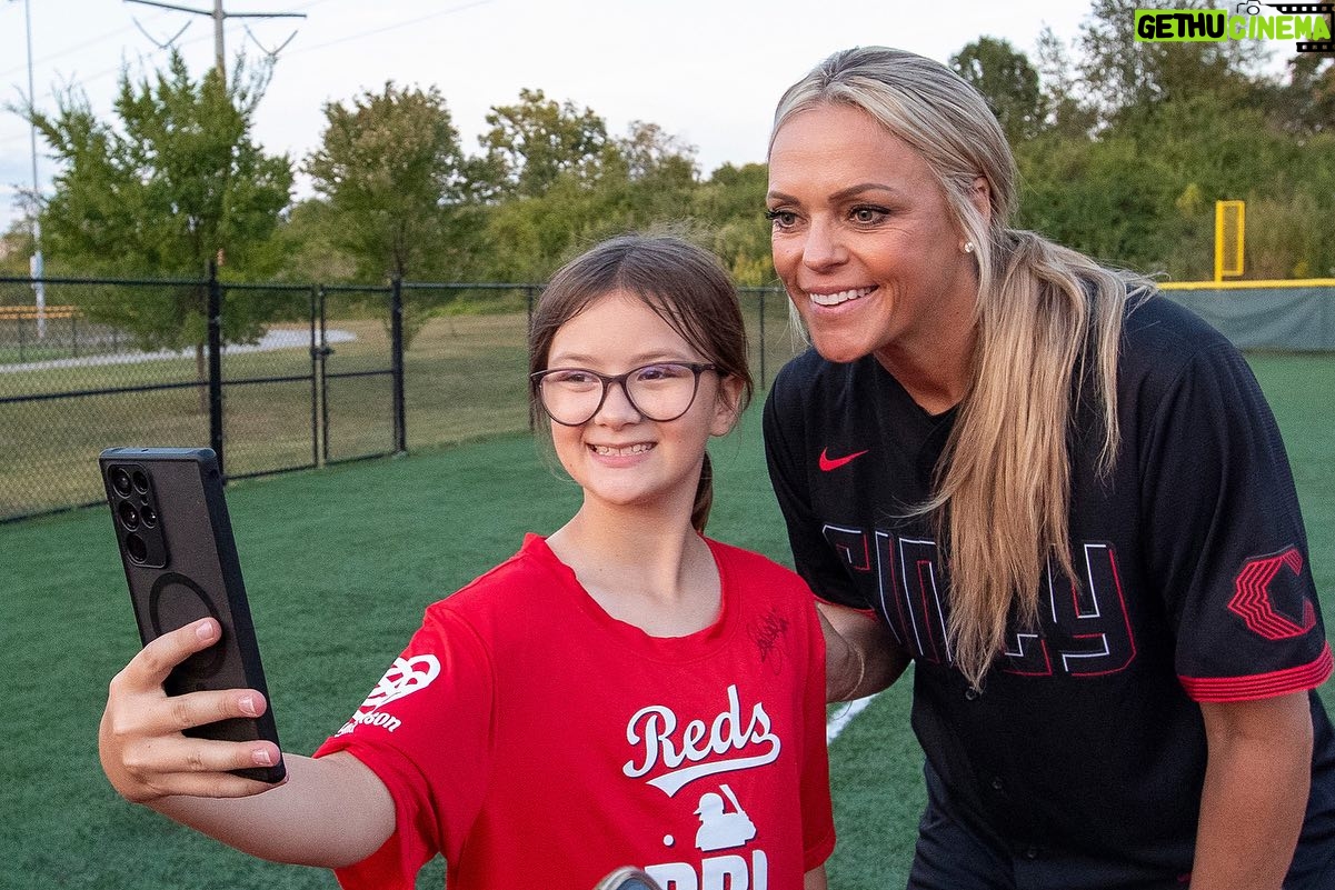 Jennie Finch Instagram - Jennie Finch concluded her eight city pitching tour on Tuesday at the Reds Youth Academy and what an honor it was to have her work with our girls! 25 pitchers and 25 catchers attended the clinic where Jennie revealed her pitching secrets, rhythm, power and speed. #stickitandspinit This was a once in a lifetime opportunity for these student-athletes to not only meet and learn from Jennie, but also see where a passion for softball can lead. Thank you @jfinch27 !! 🐐🥎
