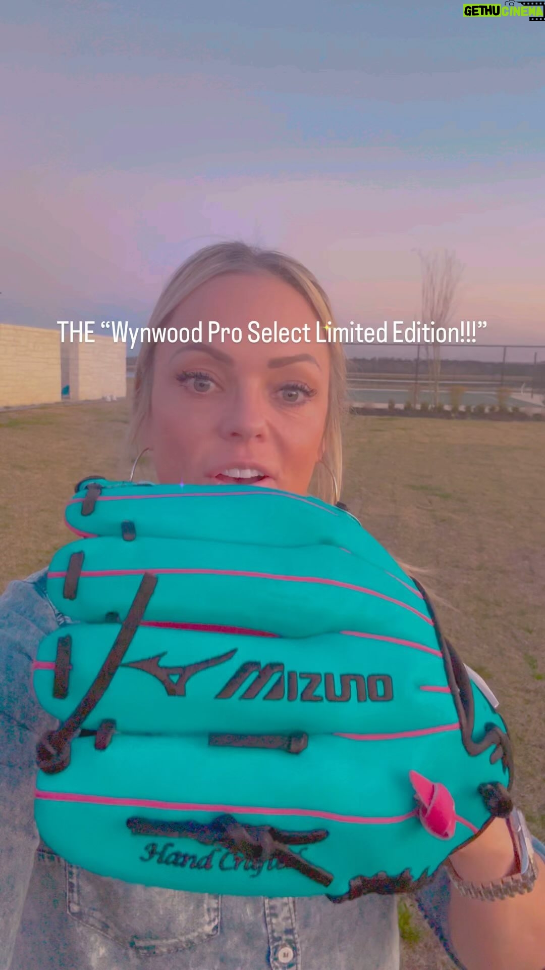 Jennie Finch Instagram - The @mizunofastpitchusa Wynwood Fastpitch Pro Select Limited Edition glove, dropped today! Isn’t it a beauty?!