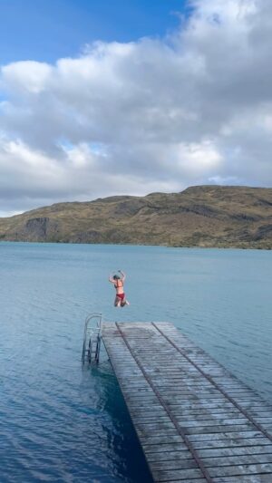 Jennifer Ashton Instagram - Jumping back into work after our Chile/ Patagonia adventure like… 👀🥶 (it did feel really good AFTER) #coldplunge #patagonia #wellness #polarplunge #backtoreality