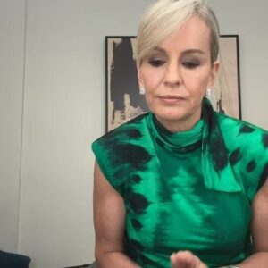Jennifer Ashton Instagram - How much protein do we REALLY need?  What you probably haven’t heard about the muscle mass lost with GLP-1 medications… it’s NOT really about the fact that muscle is lost along with fat… as a physician who is board-certified in Obesity Medicine and has a Master’s in Nutrition, I share some key info that is generally missing from the marketing headlines…watch here and for more info, sign up for my free weekly newsletter at the link in my bio or at www.joinajenda.com 
#protein #muscle #semaglutide #strength
