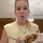 Jennifer Ashton Instagram – Have lunch with me! BYA: sharing another protein-packed (1st meal of the day for me) lunch: approximately 20-25 grams, clean fuel in the tank💪🏼… and all things that can be made in advance/ kept ready to eat in the fridge, quick and easy! #nutritionist #protein #doctorlife #workhardeatwell