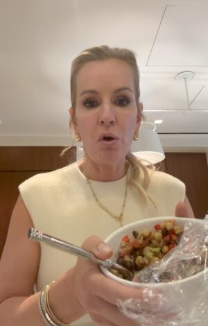 Jennifer Ashton Instagram - Have lunch with me! BYA: sharing another protein-packed (1st meal of the day for me) lunch: approximately 20-25 grams, clean fuel in the tank💪🏼… and all things that can be made in advance/ kept ready to eat in the fridge, quick and easy! #nutritionist #protein #doctorlife #workhardeatwell