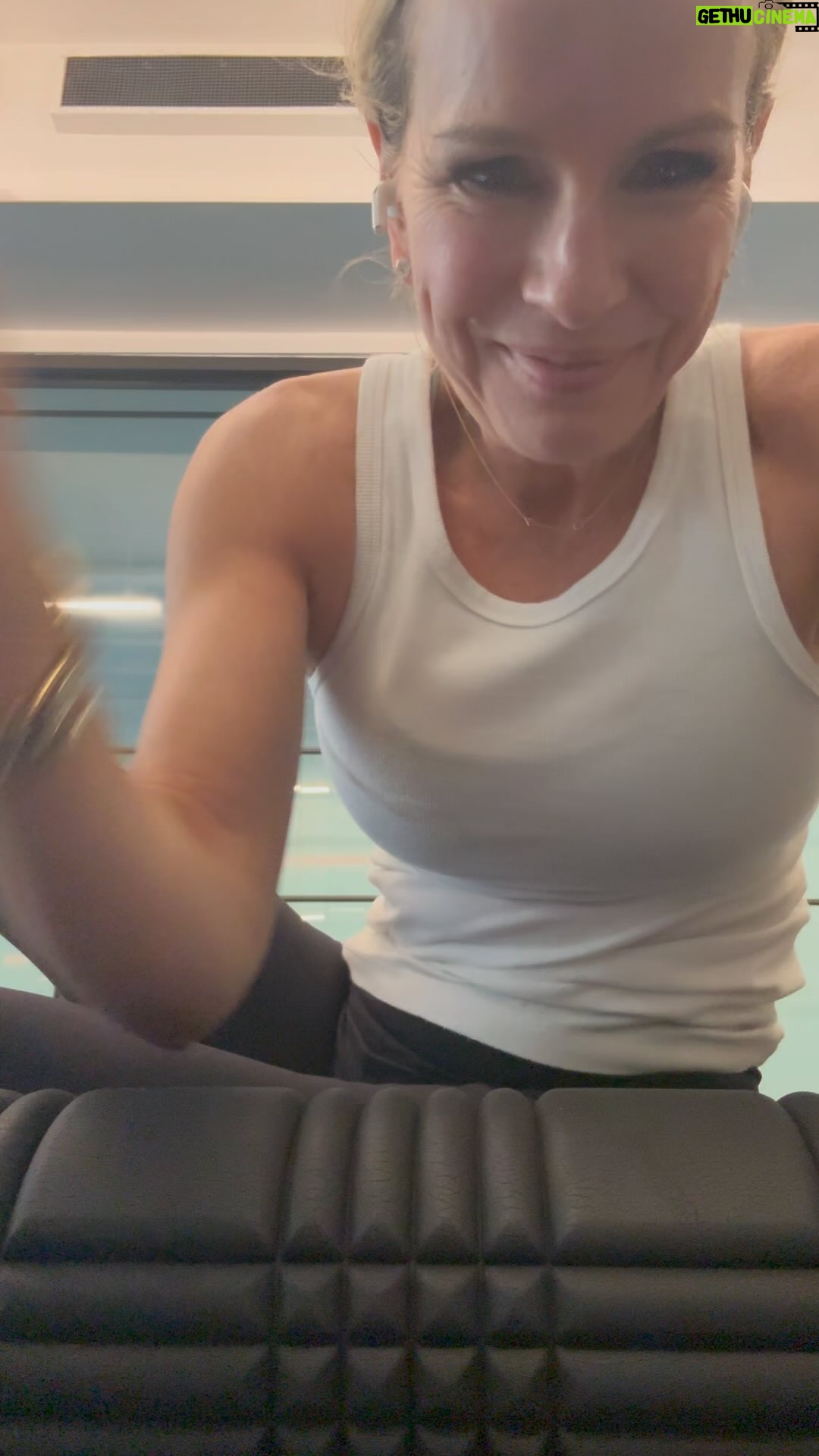 Jennifer Ashton - 12.8K Likes - Better than crunches! I saw this move on IG months ago and it has made a huge difference in flattening the lower abs! It engages the core in a way that flat ab work doesn’t… when I started doing this, my abs/core changed dramatically…you need a foam roller |- ankle weights; keep legs at 90Degrees while you “march” that perimenopausal pooch down! For more wellness insights sign up for my free newsletter at www.joinajenda.com or in the link in my bio #abs #midsection #nutritionistlife #perimenopause #menopausefitness