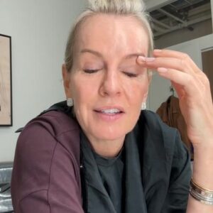 Jennifer Ashton Instagram - Get ready with me at GMA3: talking perimenopausal hair changes, my pre-tv makeup application, and more! Cameos by Camille, Kecia and Scott here at GMA.  Sign up for my free weekly newsletter at joinajenda.com #hairloss #makeuptutorial #behindthescenes