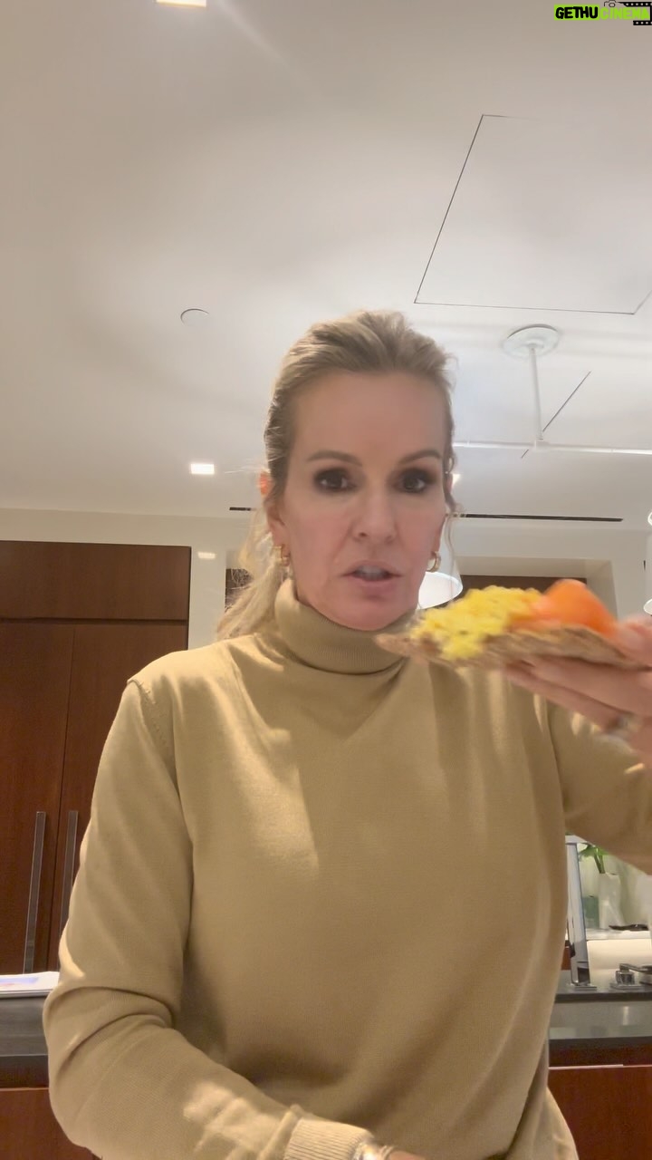 Jennifer Ashton - 14.4K Likes - How to get 25-30 grams of lean protein in one meal… i shoot for 85 grams a day and so I try to divide that up in my three meals and snacks… here’s one of my easiest, fastest and healthiest go-to meals…and yes I am definitely a little hangry by noon.:-) but before I dash back out for work/ meetings, I will often eat this as my first MOTD. #protein #nutritionist #doctorlife #joinajenda
