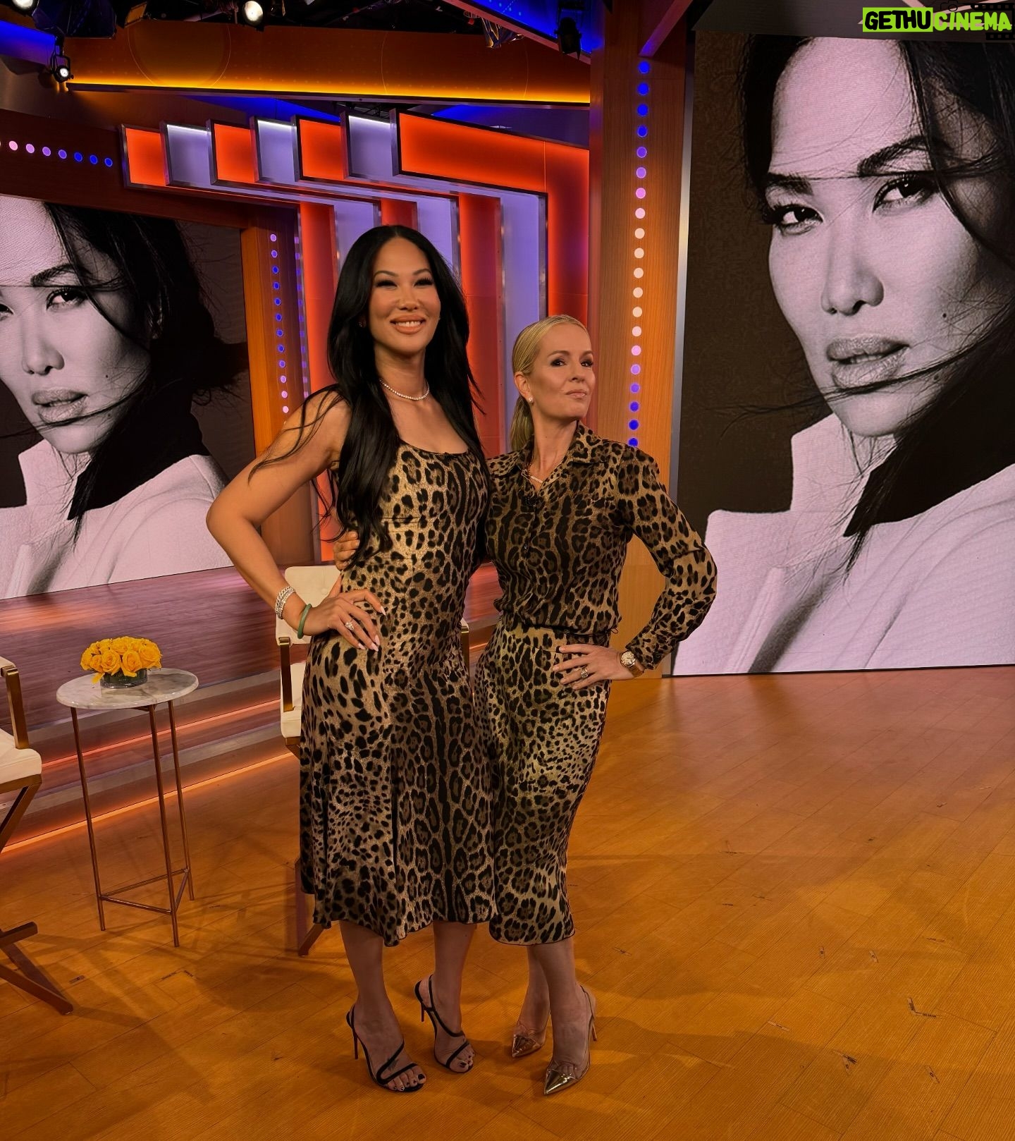 Jennifer Ashton Instagram - When supermodel @kimoraleesimmons takes a pic, it’s necessary to strike your BEST model pose! 🤣🐯It’s a dolce kinda day here at @abcgma3