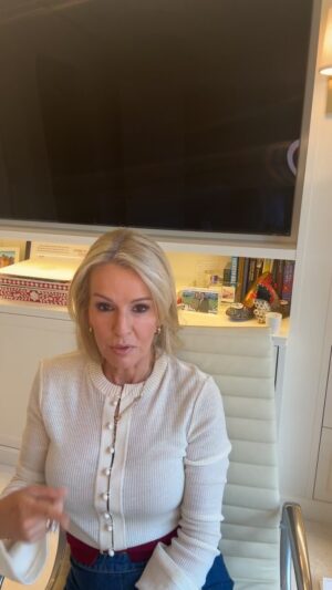 Jennifer Ashton Instagram - Benefits of a 2 day liquid reset: and how it can simulate Ozempic effects… sign up for my free weekly newsletter at www.joinajenda.com and check out the latest version of my magazine at newsstands nationwide or buy online at magazineshop.us or Amazon. #joinajenda #liquiddiet #glp1 #guthealth