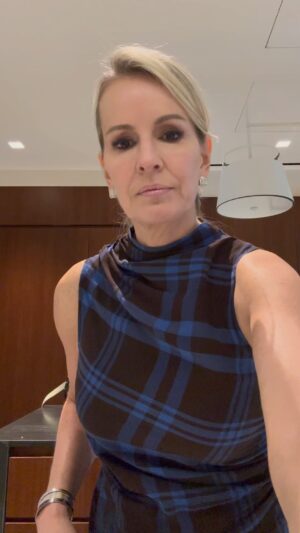 Jennifer Ashton Instagram - How I get 40 grams of protein in one meal: i share my ingredients of my protein smoothie/ first meal of the day ( though I could barely read the labels without my glasses on 🤣🧐!) #nutritionist #proteinshake #joinajenda
