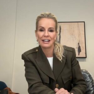 Jennifer Ashton Instagram - In my dressing room at Good Morning America: protein and fiber smoothies: the pros, cons and options… inspired by today’s issue of my free weekly newsletter, AJenda. Sign up in the link in my bio or at www.joinajenda.com 
#proteinsmoothie #nutritionist #joinajenda