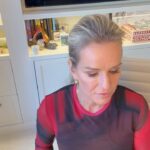 Jennifer Ashton Instagram - How to save a life: Narcan. I’m so upset that the opioid crisis has come to this in NYC… having it in my hands really drove the point home for me… #narcan #opioidcrisis #harmreduction #harmreductionsaveslives