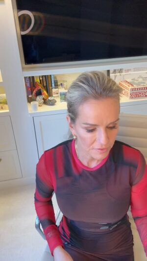 Jennifer Ashton Instagram - How to save a life: Narcan. I’m so upset that the opioid crisis has come to this in NYC… having it in my hands really drove the point home for me… #narcan #opioidcrisis #harmreduction #harmreductionsaveslives