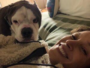 Jennifer Beals Instagram - Had I known this would be our last sleepover cuddle I would’ve slept in. I loved the way you walked, the way you snored before you entered deep sleep, the way you loved. See you on the other side Sweet Stogie Bear. Sending my gratitude and love to you @ilenechaiken and LouAnne for introducing me to this beautiful boy.