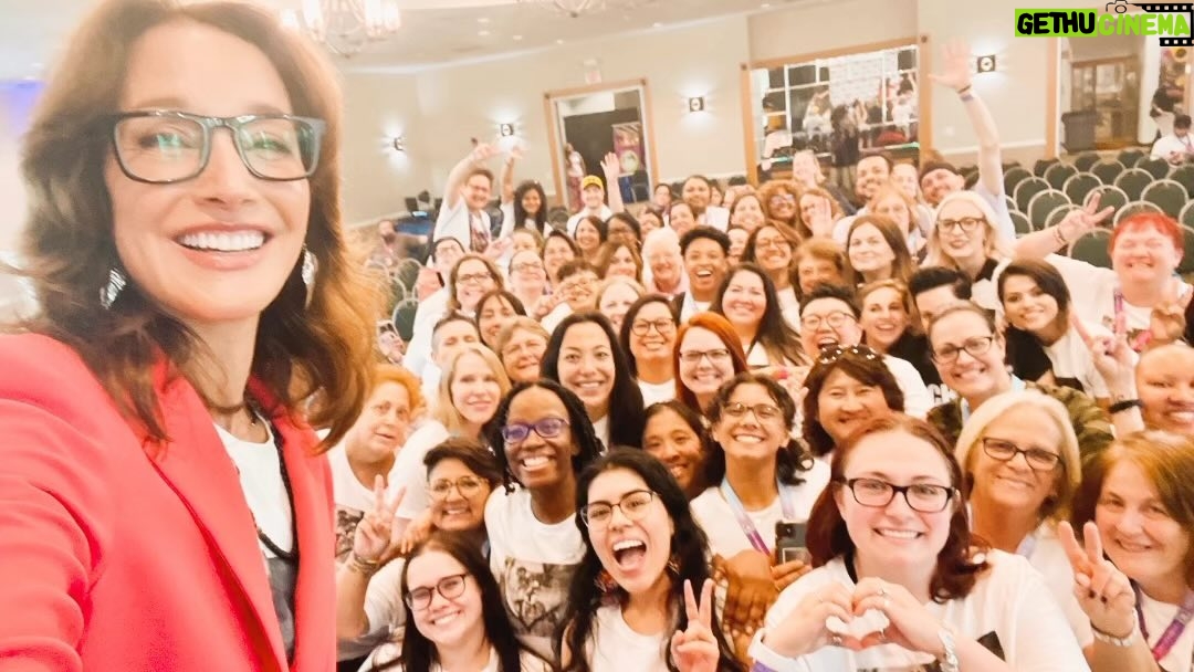 Jennifer Beals Instagram - Last weekend was straight up magical! Thank you to everyone who travelled from near and far! It was such a pleasure meeting you all. AND it was such a pleasure watching you all bring so much joy and fellowship to the convention. Your kindness is now part of Texas legend. โบ๏ธ ๐๐ผ@giganticontx for being such great hosts. ๐๐ผto @solarflightpro for putting together this video! If you missed out on getting a tshirt theyโre back in stock @shopstands Link is in the bio. Sales help support @GLSEN Until the next adventure! ๐ #iykyk