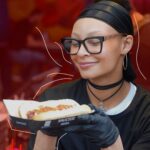 Jennifer Boyner Instagram – Selam dostlar! Saucisse Moda ‘nın yeni açılan Samsun şubesine konuk olarak muhteşem lezzetlerini deneme şansı buldum ve inanılmaz keyif aldım! Kendi ellerimle hazırladığım sosis gerçekten tadına doyulmazdı. Saucisse Moda, Türkiye’nin ilk butik sosisçisi olmanın gururunu taşıyor ve ben de onlarla birlikte bu deneyimi sizinle paylaşmaktan mutluluk duyuyorum. Şimdi hemen şubelerine uğrayın ve lezzetin keyfini çıkarın, denedikten sonra bana yazmayı unutmayın! 🌭👩‍🍳💖 @saucissemoda #işbirliği