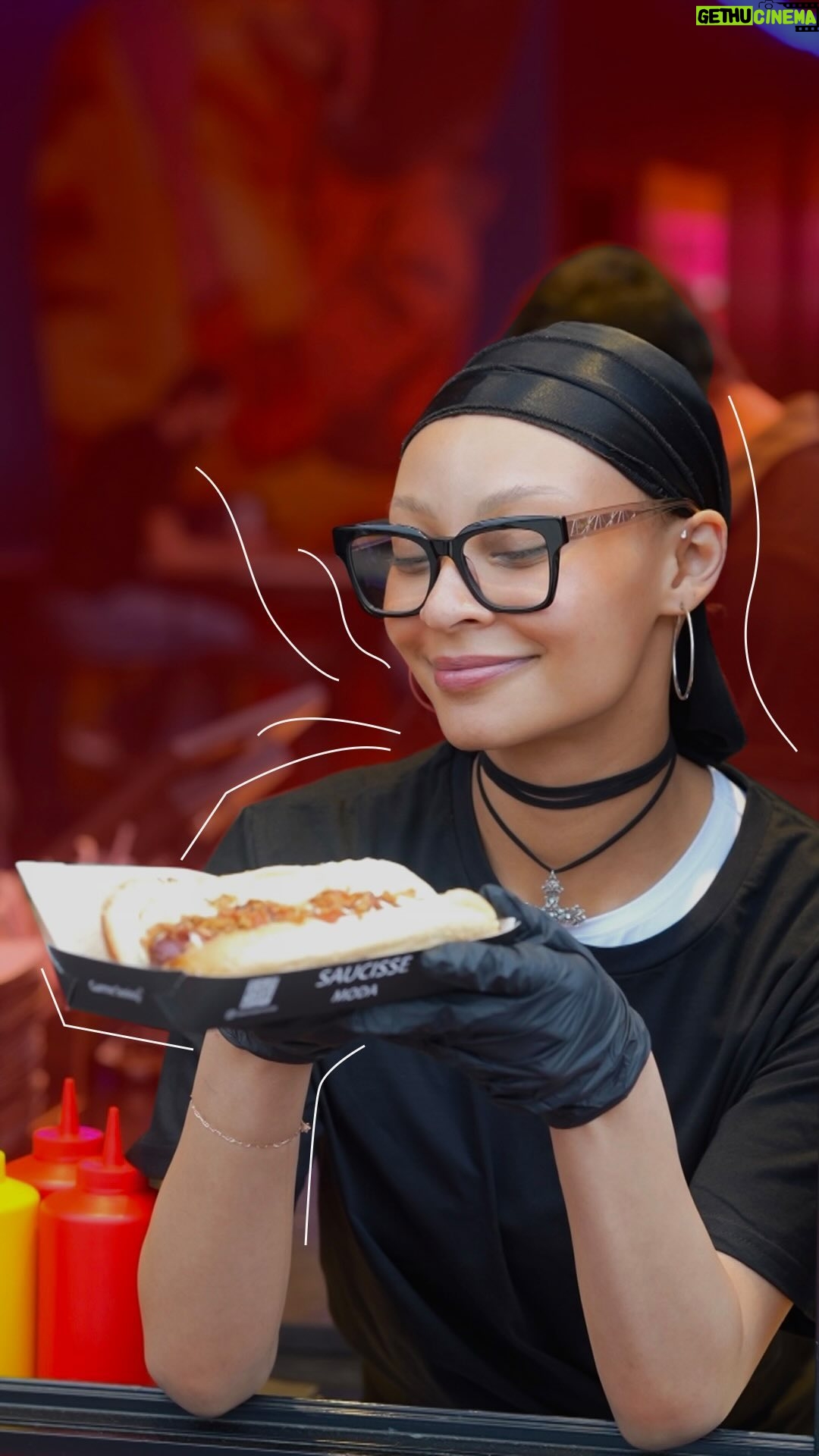 Jennifer Boyner Instagram - Selam dostlar! Saucisse Moda ‘nın yeni açılan Samsun şubesine konuk olarak muhteşem lezzetlerini deneme şansı buldum ve inanılmaz keyif aldım! Kendi ellerimle hazırladığım sosis gerçekten tadına doyulmazdı. Saucisse Moda, Türkiye’nin ilk butik sosisçisi olmanın gururunu taşıyor ve ben de onlarla birlikte bu deneyimi sizinle paylaşmaktan mutluluk duyuyorum. Şimdi hemen şubelerine uğrayın ve lezzetin keyfini çıkarın, denedikten sonra bana yazmayı unutmayın! 🌭👩🍳💖 @saucissemoda #işbirliği